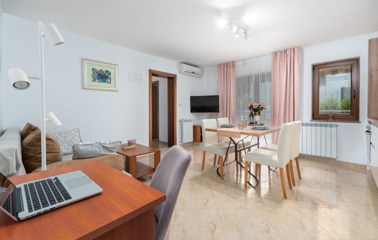 Apartments Villa Ana Porec Esterno foto